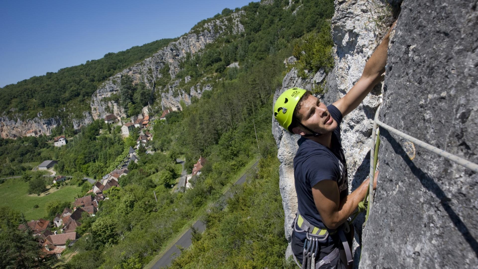 La Vall E Du C L Entre Falaises Et Maisons Troglodytes