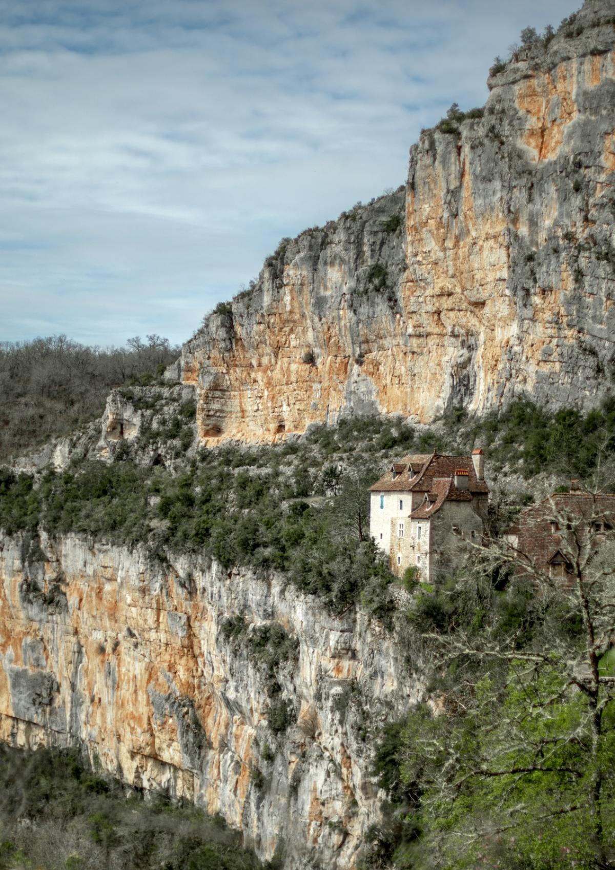 La Vall E Du C L Entre Falaises Et Maisons Troglodytes