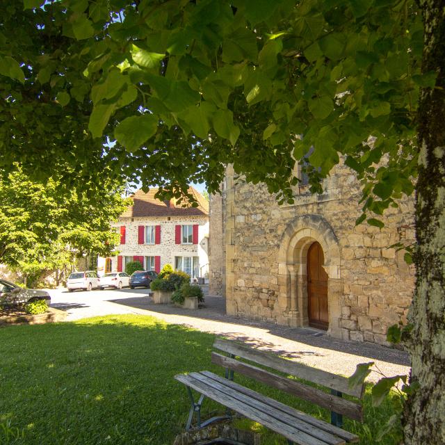 Devant l'église de Terrou