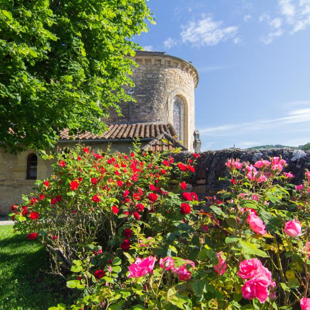 Devant l'église de Terrou