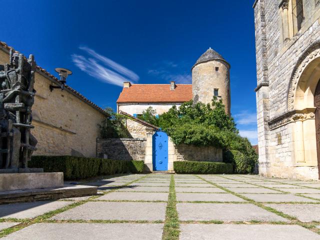 Parvis de l'église avec sculpture de Zadkine