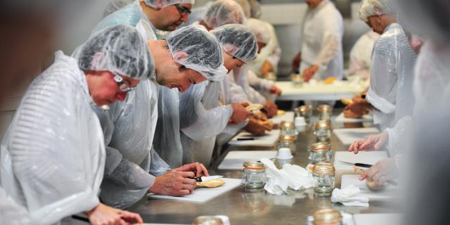 Atelier de préparation du foie gras - Ferme de Roubegeolle Vayrac