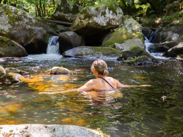 Baignade dans le ruisseau du Cayla