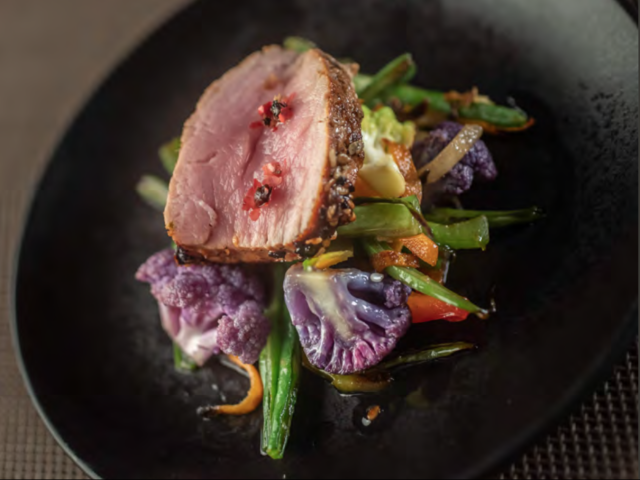 Tataki de filet de veau sous la mère, légumes du moment au wok