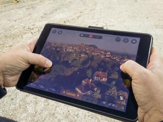 Cyril au commande du drone - prise de vue à Gourdon