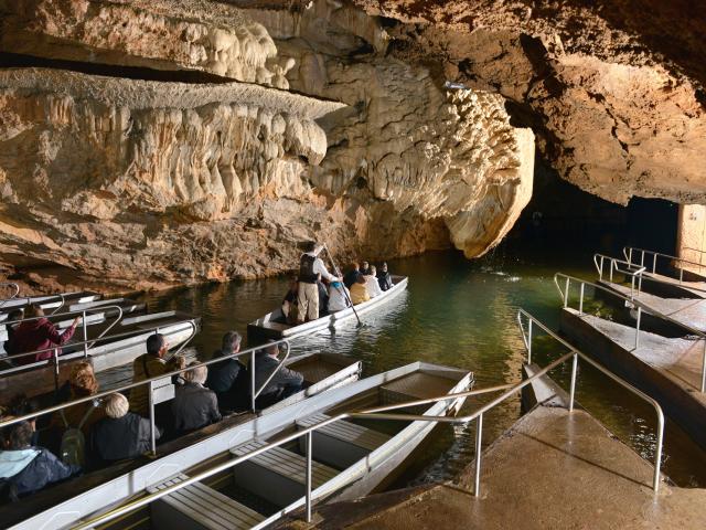 Départ des barques au Débarcadère pour le retour de la visite guidée.