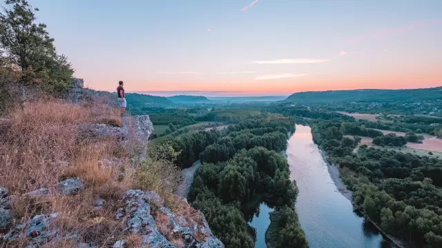 En contemplation devant la vallée de la Dordogne