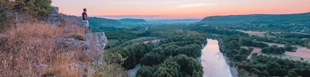 En contemplation devant la vallée de la Dordogne