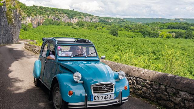 En 2CV sur une petite route en corniche