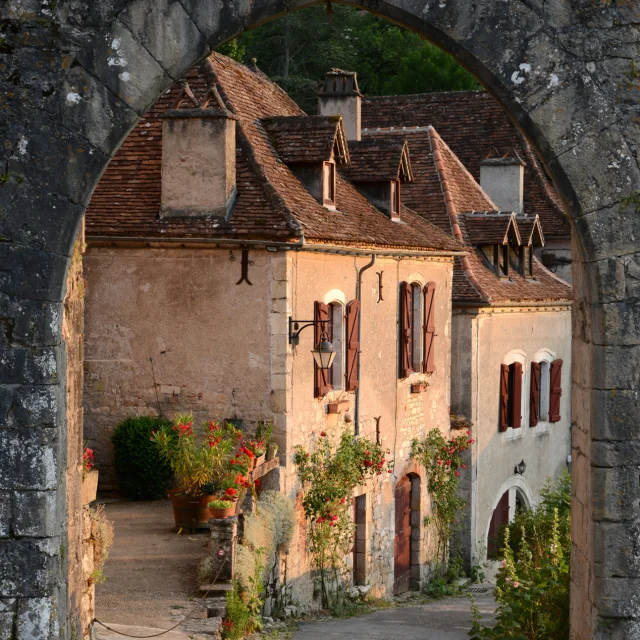 Entrée de St Cirq par la porte de Rocamadour