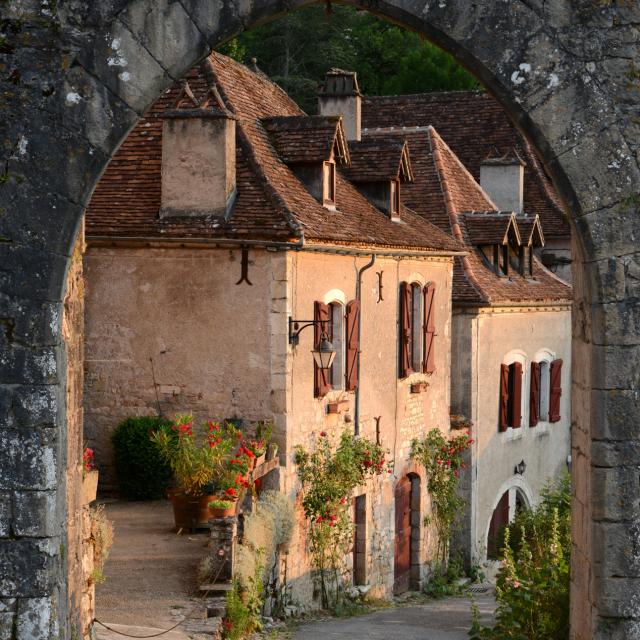 Entrée de St Cirq par la porte de Rocamadour