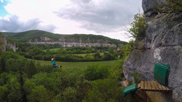 Expérience tyrolienne et via ferrata à Kalapka