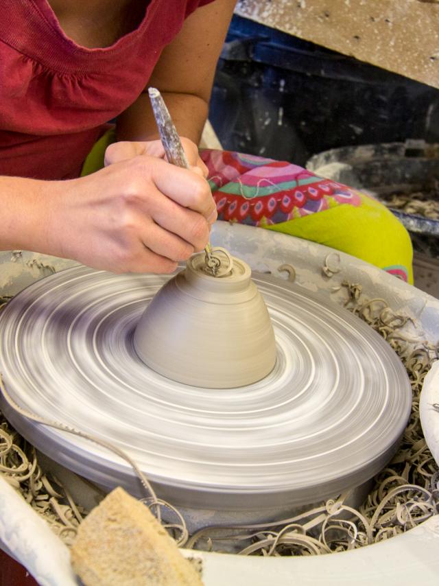 Façonnage d'un bol - artisan potier d'Uzech-les-Oules