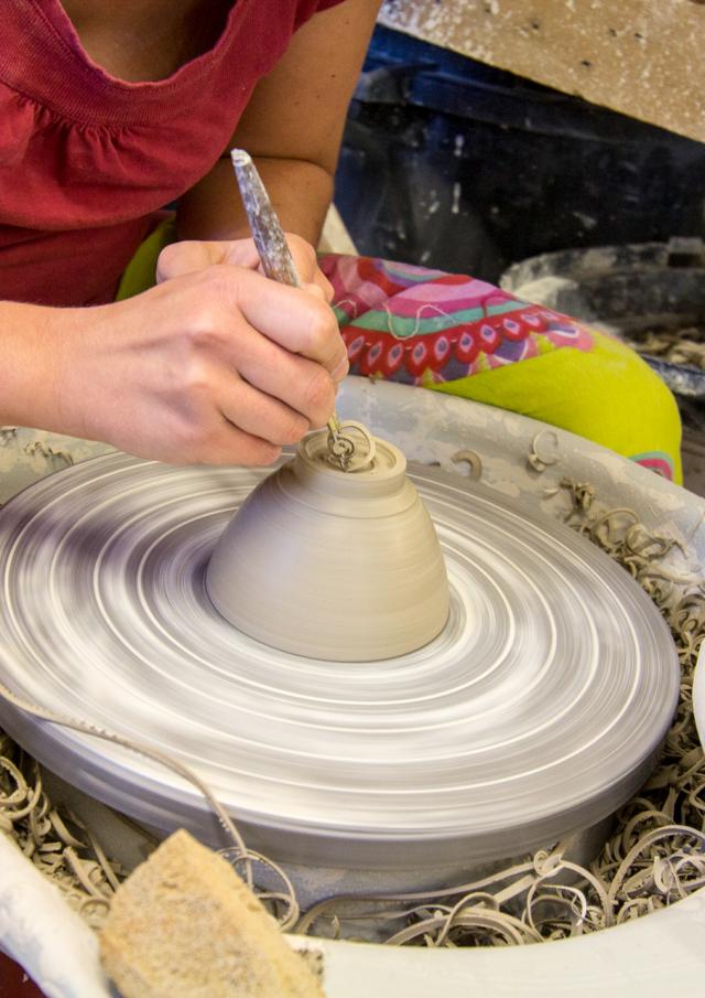 Façonnage d'un bol - artisan potier d'Uzech-les-Oules