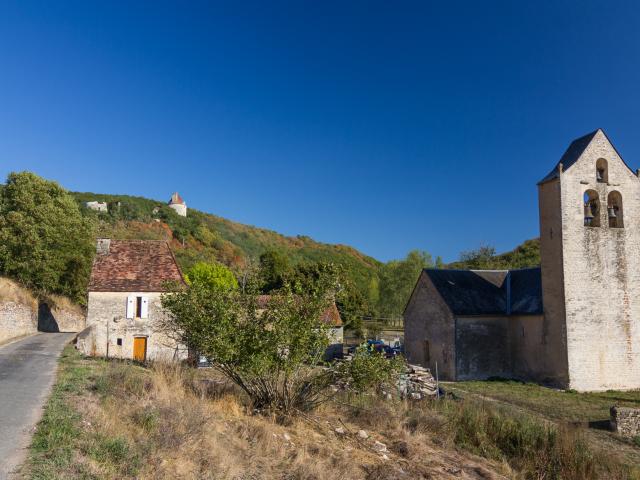 Hameau de Linars et Château de Clermont à Concorès