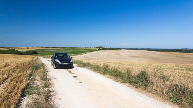 La voiture de Lot Tourisme en Quercy Blanc