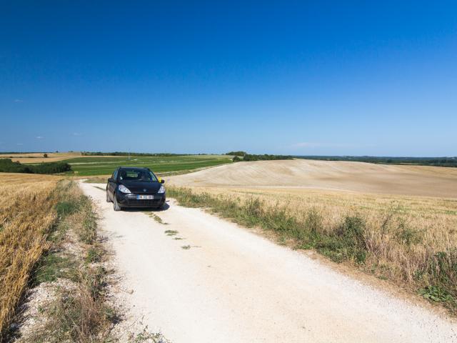 La voiture de Lot Tourisme en Quercy Blanc