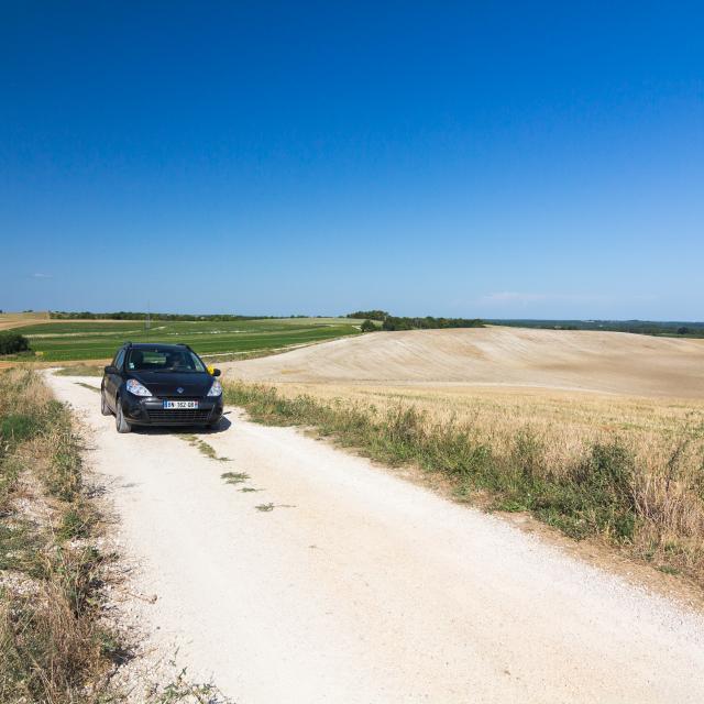 La voiture de Lot Tourisme en Quercy Blanc