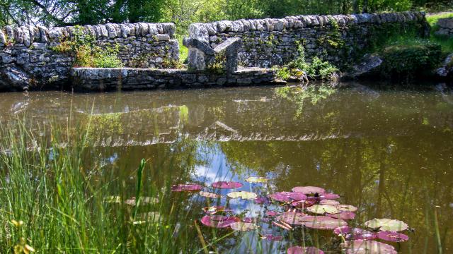 Lac et lavoir à Limogne