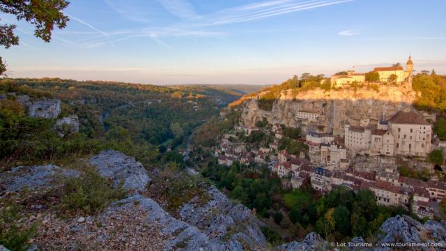 Levé du soleil sur Rocamadour et le canyon de l'Alzou