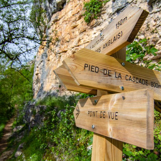 Panneaux de rando près de la cascade d'Autoire