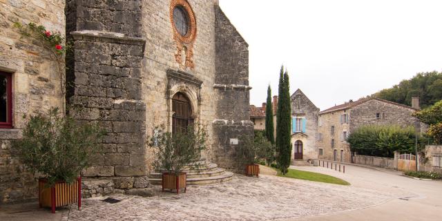 Parvis de l'église de St-Vincent-Rive-d'Olt