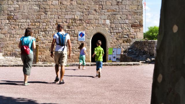 Parvis du donjon de Capdenac