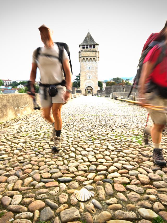 Passage du Pont Valentré - Pélerinage du Chemin de Jacques de Compostelle