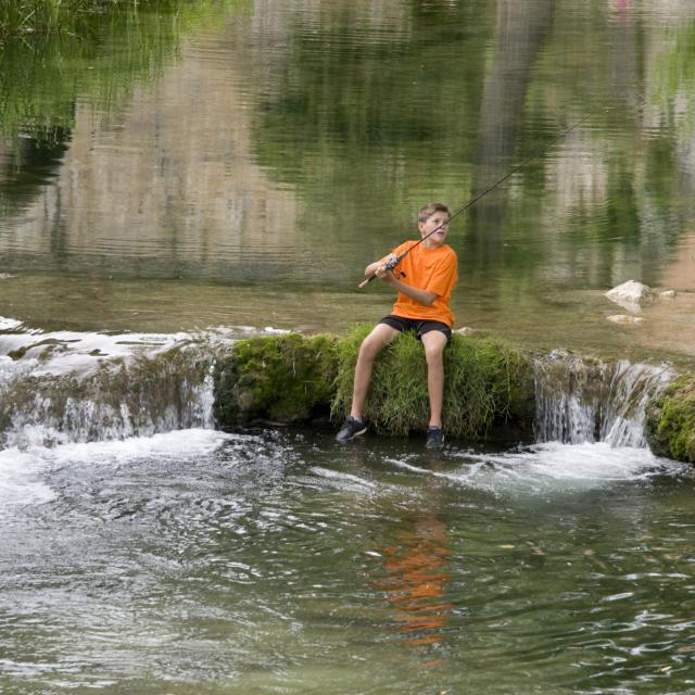 Enfant à la pêche