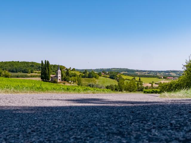 Petite route près de l'église Saint-Etienne en Quercy Blanc 