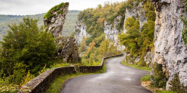 Route de la falaise à Bouziès