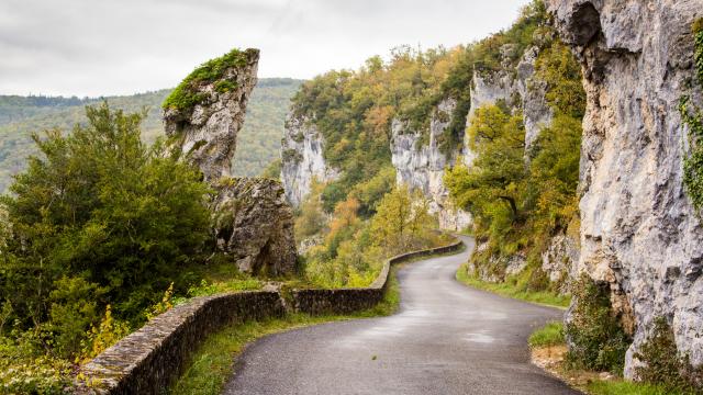 Route de la falaise à Bouziès