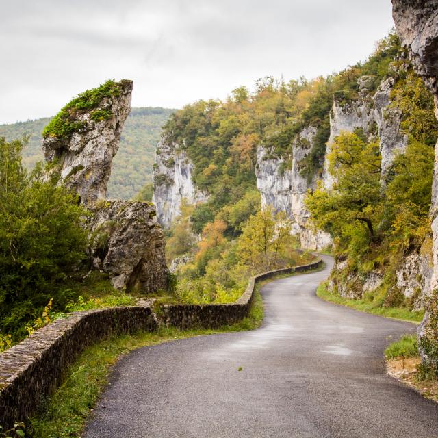 Route de la falaise à Bouziès