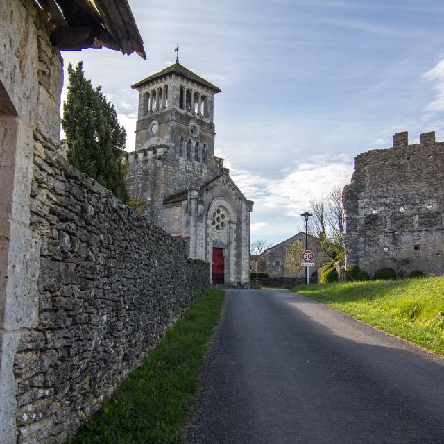 Vestiges du château à Aujols