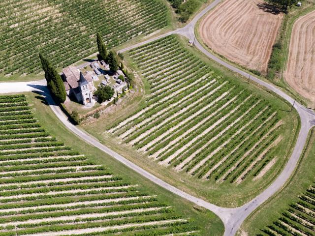 Vue aérienne de l'église Saint-Etienne en Quercy Blanc