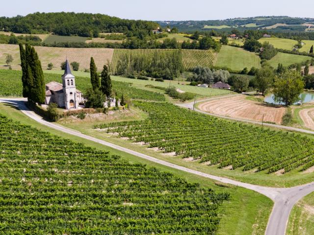 Vue aérienne de l'église Saint-Etienne en Quercy Blanc