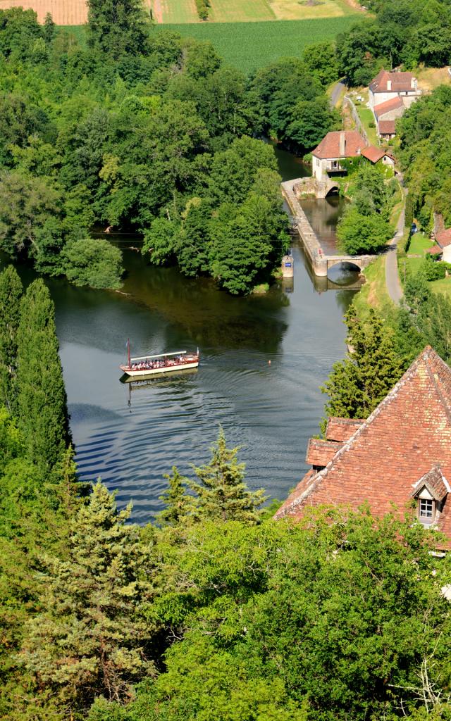 Vue sur le Lot : bateau promenade et écluse de St Cirq