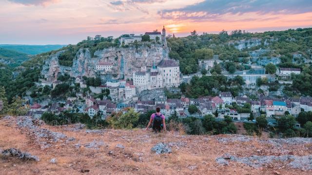 Devant un coucher de soleil à Rocamadour