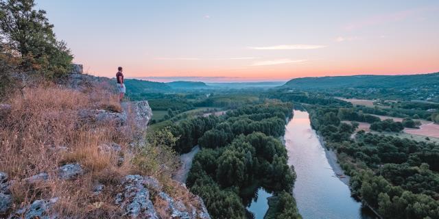 En contemplation devant la vallée de la Dordogne