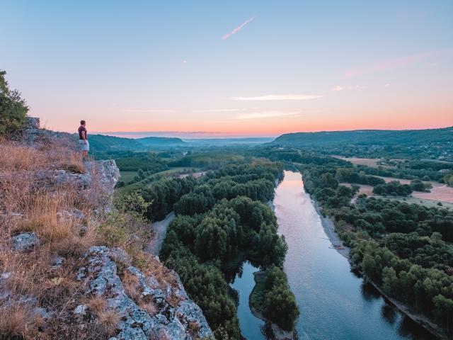 En contemplation devant la vallée de la Dordogne