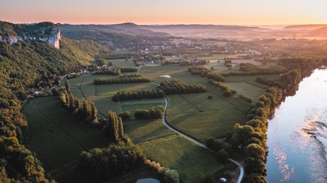 Lever de soleil sur la vallée de la Dordogne au Roc des Monges