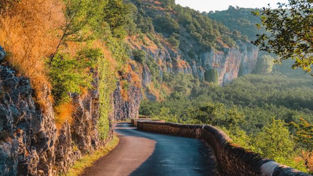 Route de corniche entre Gluges et Creysse