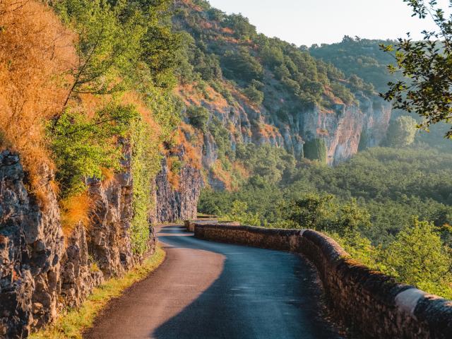 Route de corniche entre Gluges et Creysse