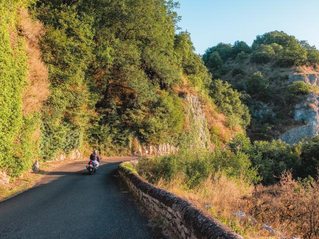 Route de corniche entre Gluges et Creysse