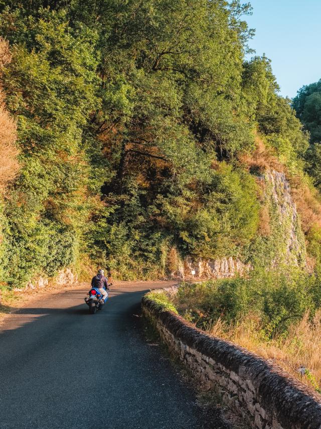 Route de corniche entre Gluges et Creysse