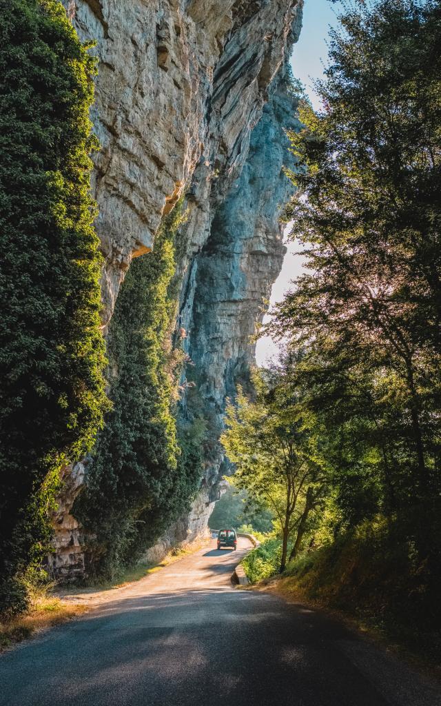 Route de corniche entre Gluges et Creysse