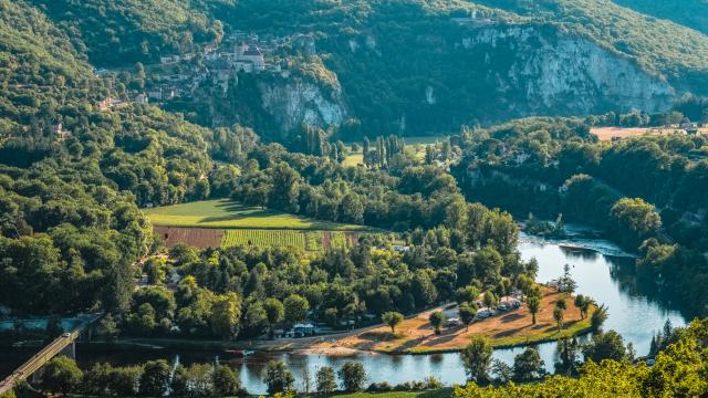 Vue sur Saint-Cirq et la vallée du Lot