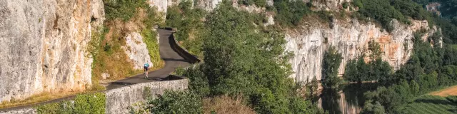 Route de la falaise entre St-Cirq et Bouziès