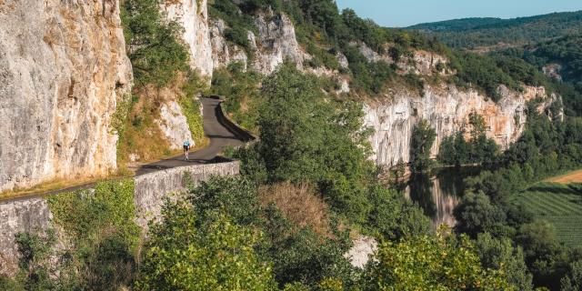 Route de la falaise entre St-Cirq et Bouziès