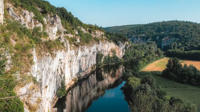 Vue sur le chemin de halage et la vallée du Lot